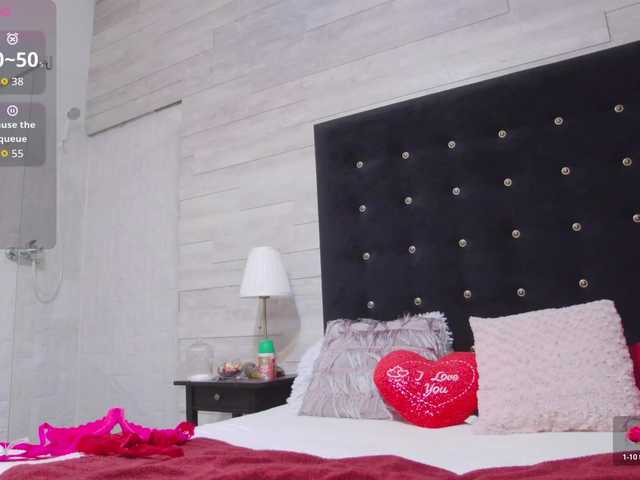 Ella-Lizzie live webcam show