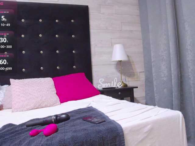 Ella-Lizzie live cam on BongaCams