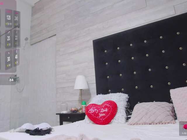 Ella-Lizzie live cam on BongaCams