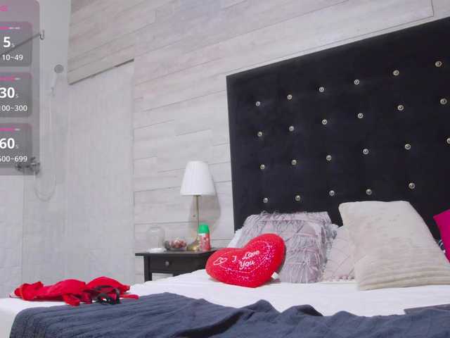 Ella-Lizzie live cam on BongaCams