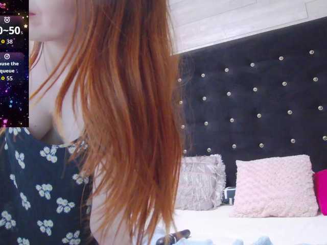 Ella-Lizzie live cam on BongaCams