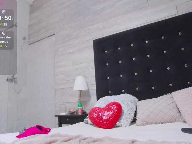 Ella-Lizzie live cam on BongaCams