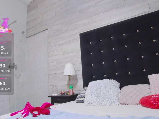 Ella-Lizzie live cam on BongaCams