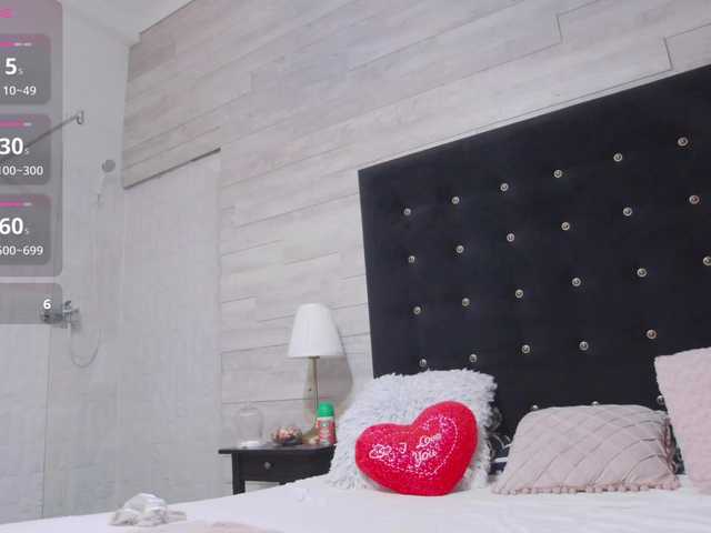 Ella-Lizzie live cam on BongaCams