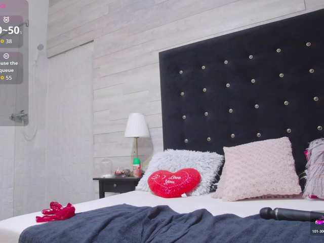 Ella-Lizzie live cam on BongaCams