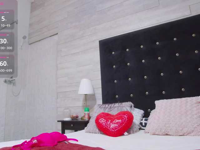 Ella-Lizzie live cam on BongaCams