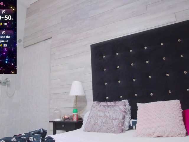 Ella-Lizzie live webcam show