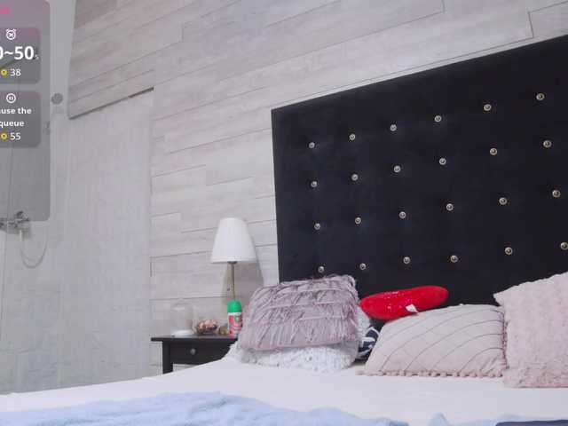 Ella-Lizzie live cam on BongaCams