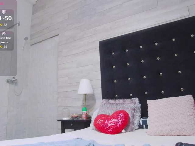 Ella-Lizzie live webcam show