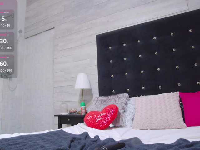 Ella-Lizzie live cam on BongaCams