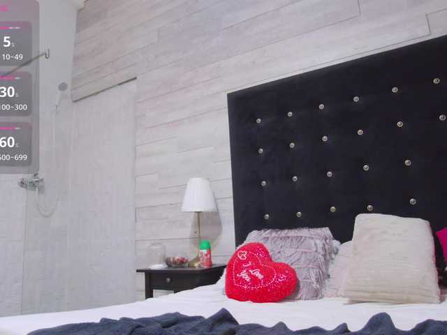 Ella-Lizzie live cam