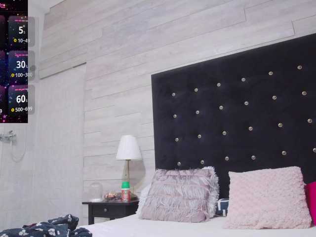 Ella-Lizzie live webcam show