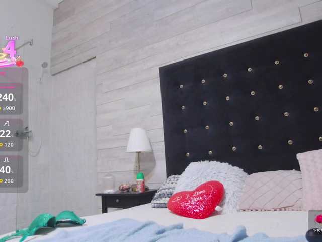 Ella-Lizzie live cam on BongaCams