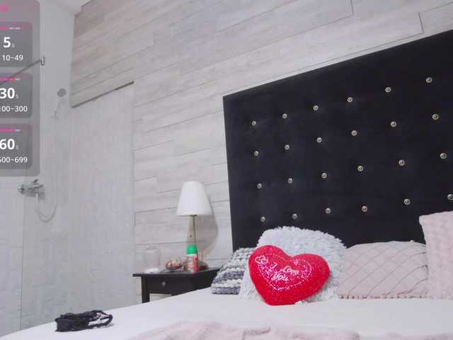 Ella-Lizzie live cam on BongaCams