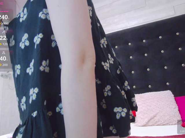 Ella-Lizzie live cam on BongaCams