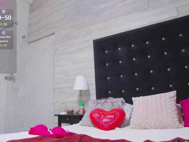 Ella-Lizzie live cam on BongaCams