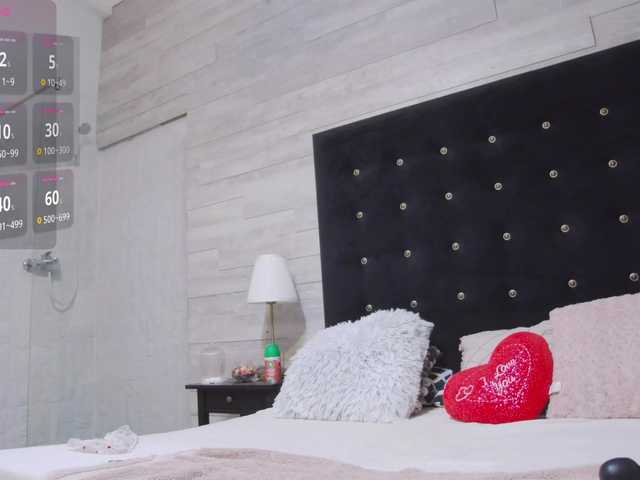 Ella-Lizzie live cam on BongaCams