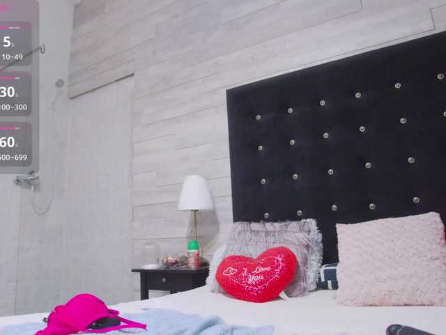Ella-Lizzie live webcam show