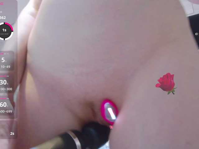 Ella-Lizzie live cam on BongaCams