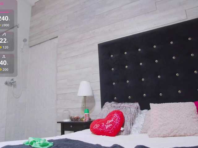 Ella-Lizzie live cam on BongaCams