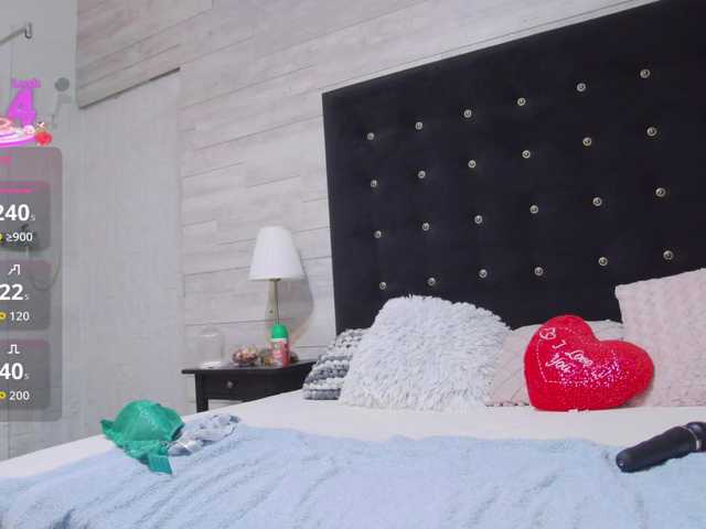 Ella-Lizzie live cam on BongaCams