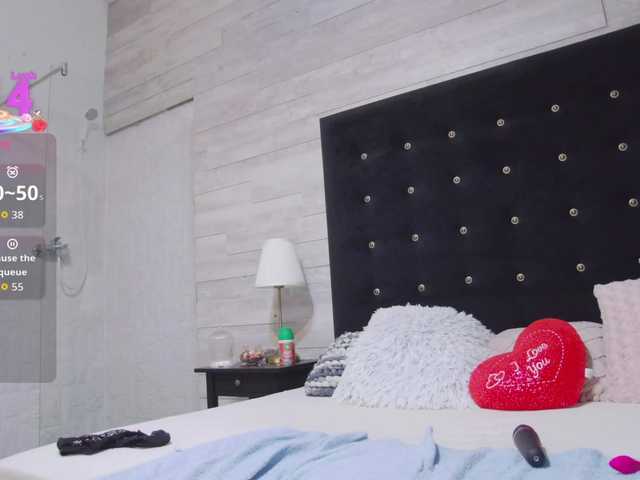 Ella-Lizzie live cam on BongaCams