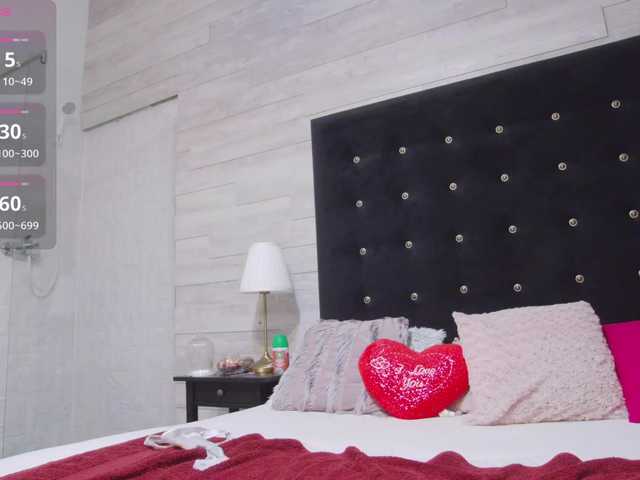 Ella-Lizzie live cam on BongaCams