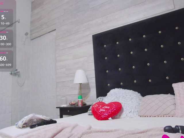 Ella-Lizzie live cam on BongaCams