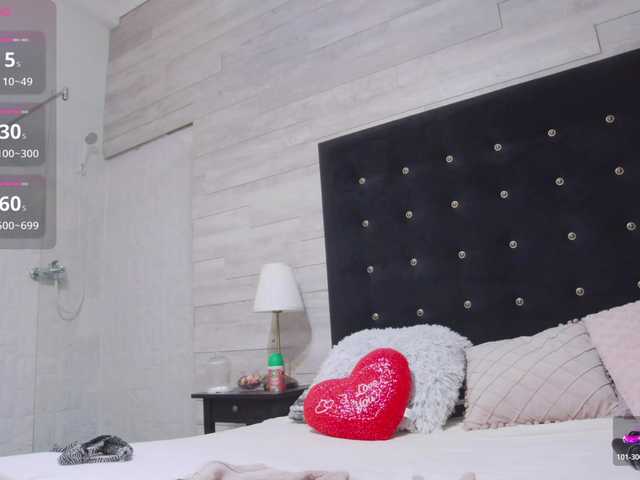 Ella-Lizzie live cam on BongaCams