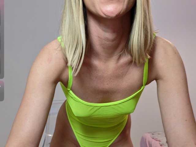 Roxanequinn live cam on BongaCams