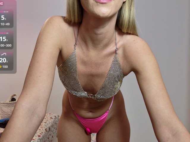 Roxanequinn live cam on BongaCams