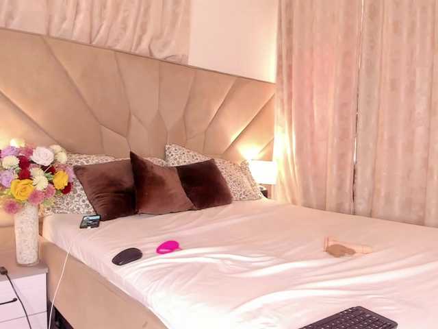 le modèle serena_ est en webcam porno dans un show sur le site bongacams, il possède les tags suivants: Ebony,Brunette,Trimmed