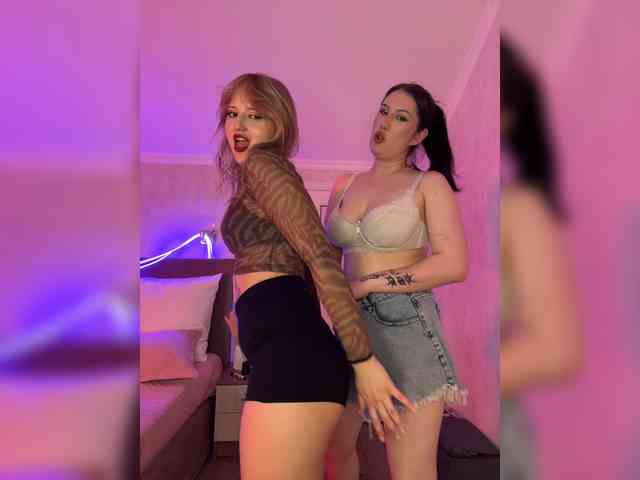 このモデルは現在ライブ中です。 CurvyWoman-