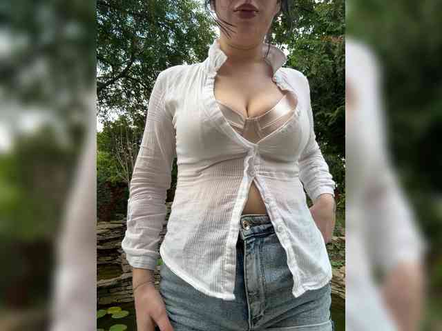 BustyLina webcam