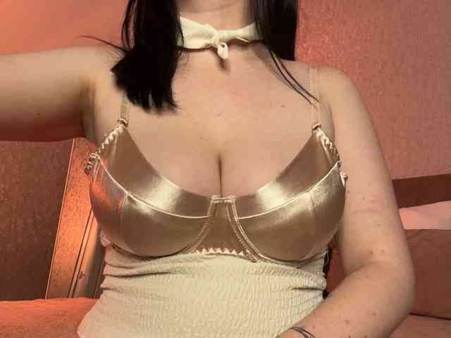 BustyLina webcam