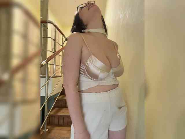 BustyLina webcam