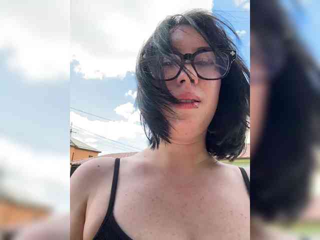 BustyLina webcam