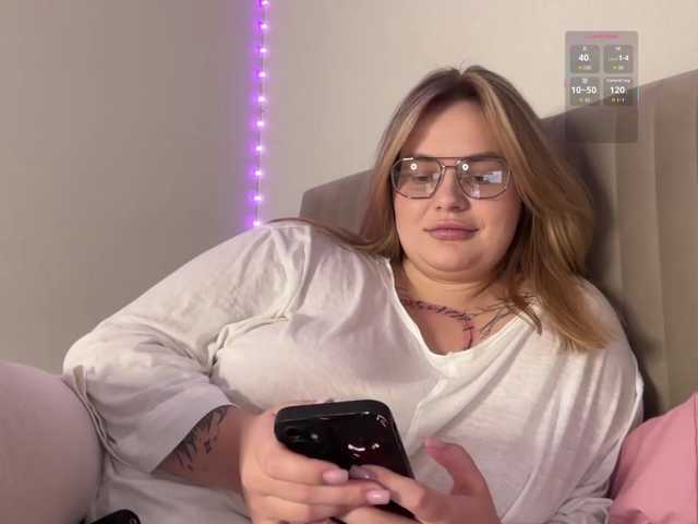 le modèle Divine-1 est en webcam porno dans un show sur le site bongacams, il possède les tags suivants: White/Caucasian,Blonde,Shaved