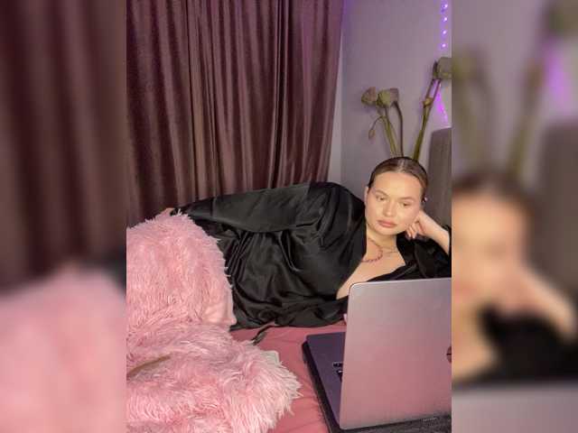 Divine-1 live cam preview