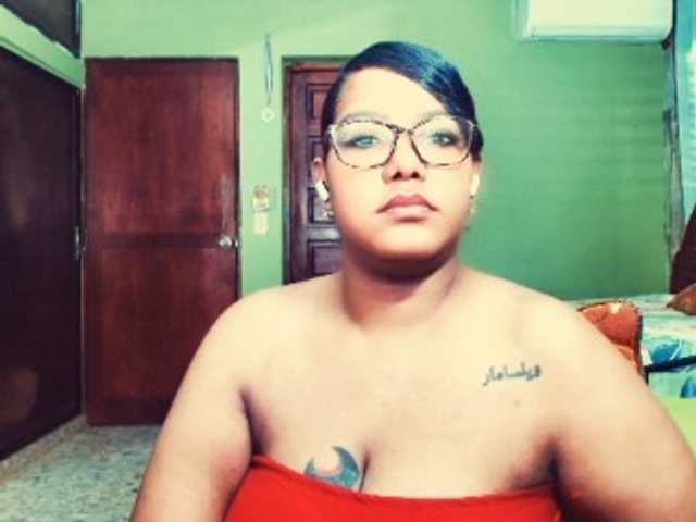 sarahlove16 live cam on 