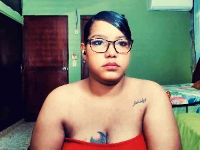 sarahlove16 Live Webcam on BongaCams