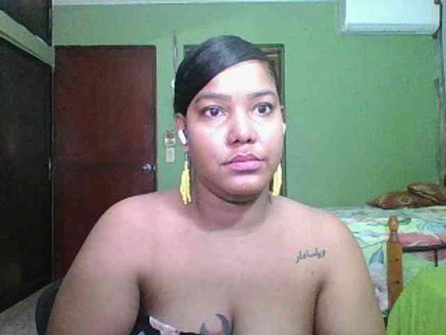 sarahlove16 Live Webcam on BongaCams