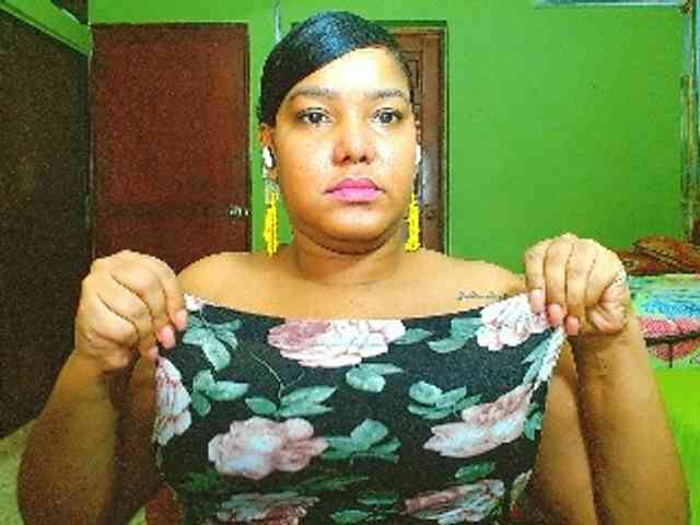 sarahlove16 Live Webcam on BongaCams