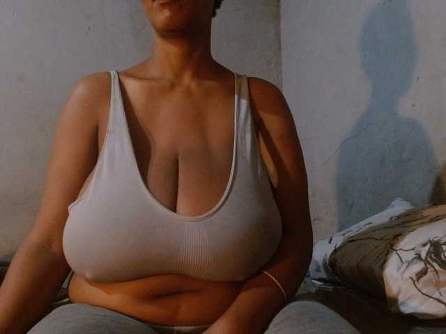 diamondboobs44dddx live cam on BongaCams