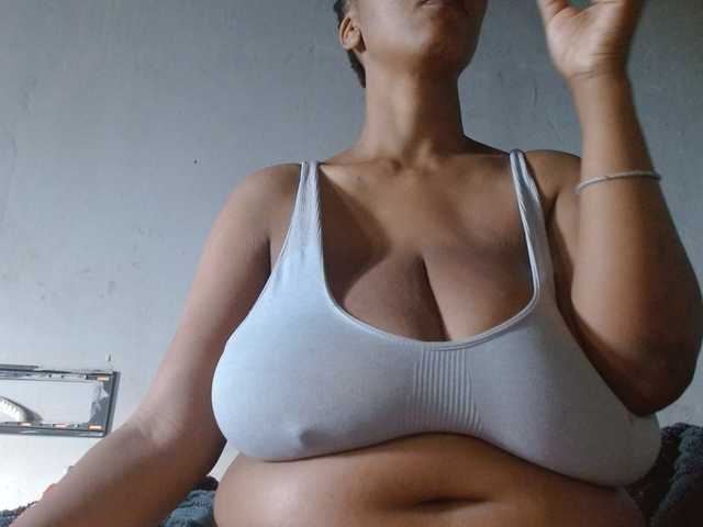 diamondboobs44dddx live cam on BongaCams
