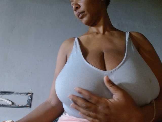diamondboobs44dddx live cam on BongaCams