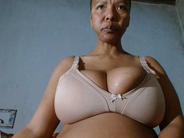 diamondboobs44dddx live cam on BongaCams