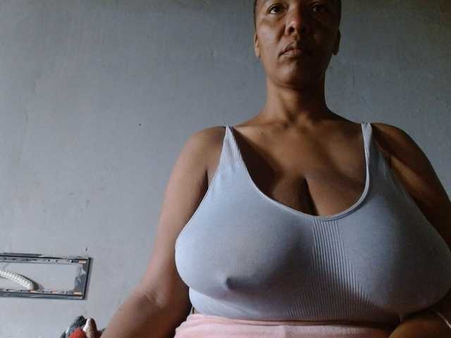diamondboobs44dddx live cam on BongaCams