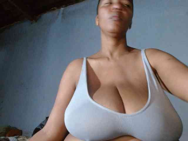 diamondboobs44dddx webcam