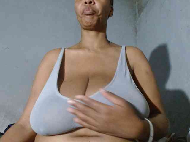 diamondboobs44dddx webcam